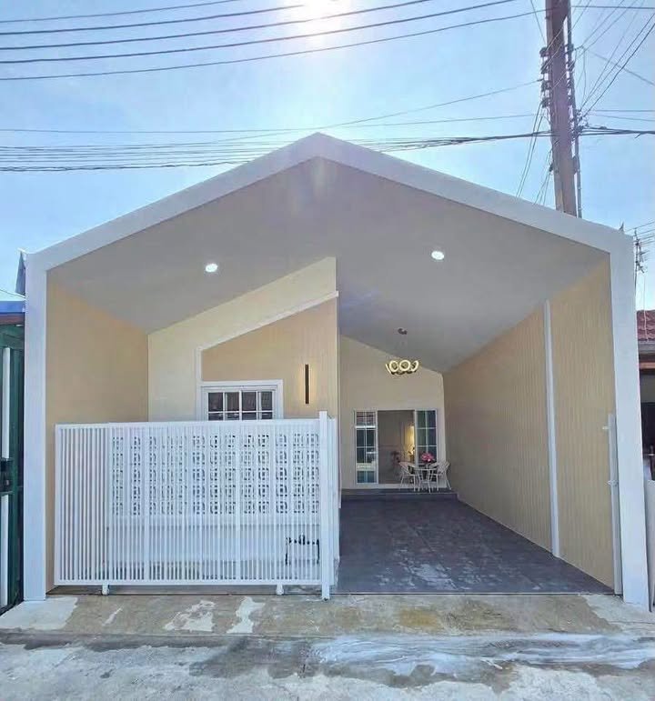 หน้าบ้านทาวน์เฮาส์รีโนเวทใหม่ หมู่บ้านเรือนสุข 2 คลอง 8 ธัญบุรี