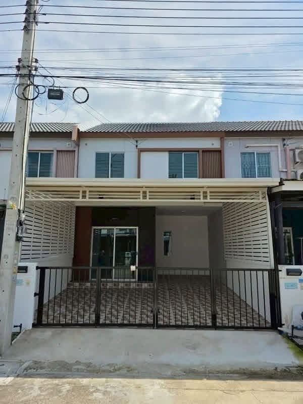 หน้าบ้านทาวน์เฮาส์ 2 ชั้น ขายบ้านคลองหลวง หมู่บ้านพฤกษา 155 คลอง 6 ปทุมธานี