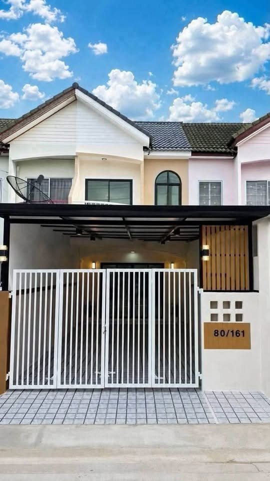 หน้าบ้านทาวน์เฮาส์ 2 ชั้น ขายบ้านบางบัวทอง หมู่บ้านอิมพีเรียลเพลส นนทบุรี